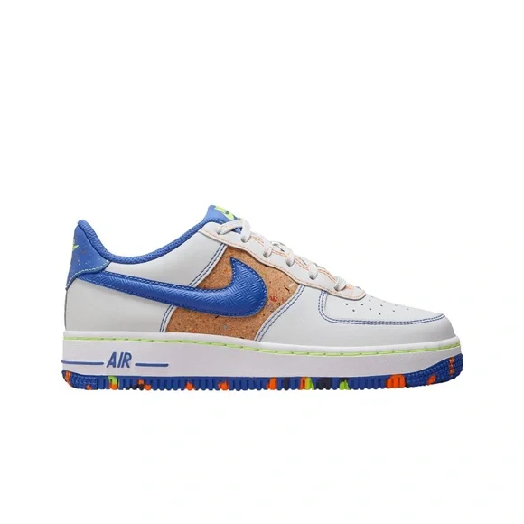 Nike Big Kids Air Force 1 LV8. Very lightly used. Size 4Y. Retail $105 - Picture 10 of 16